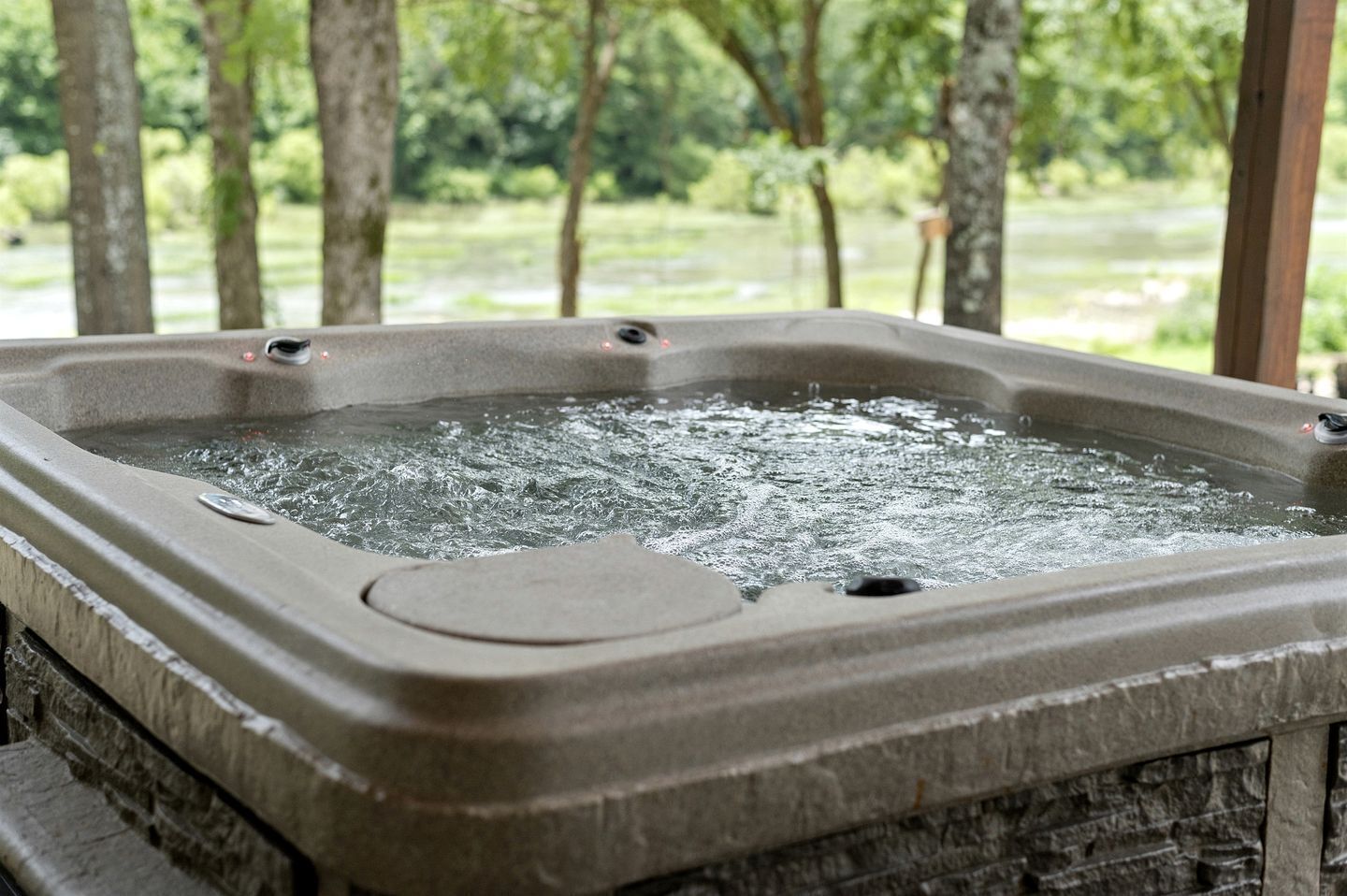 Outdoor spa tub