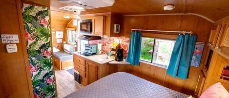 1 bedroom, desk, iron/ironing board, WiFi