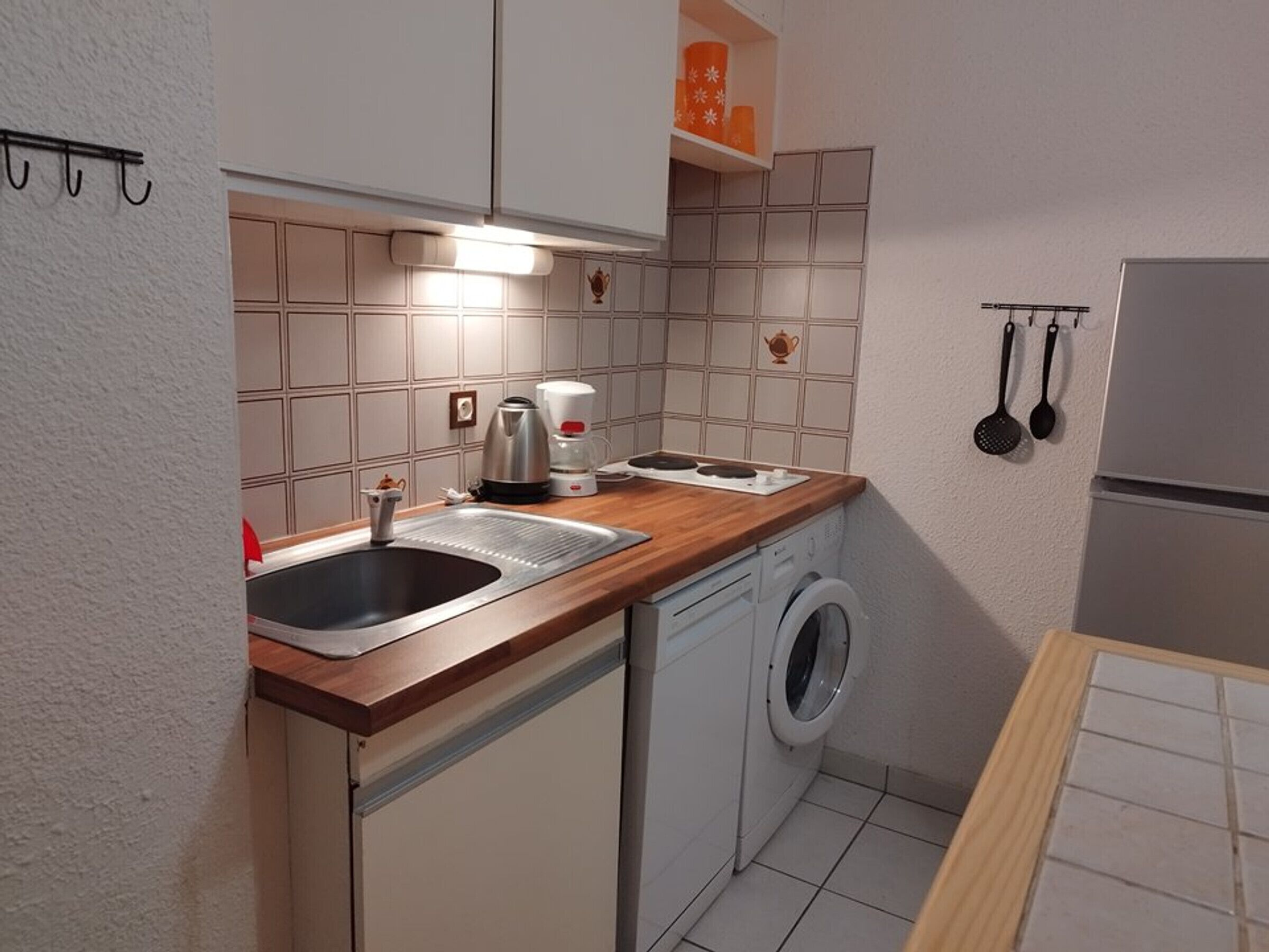 Wasserkocher mit Kaffee-/Teezubehör, Kühlschrank, Mikrowelle, Ofen