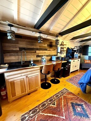 Kühlschrank, Mikrowelle, Wasserkocher mit Kaffee-/Teezubehör, Toaster