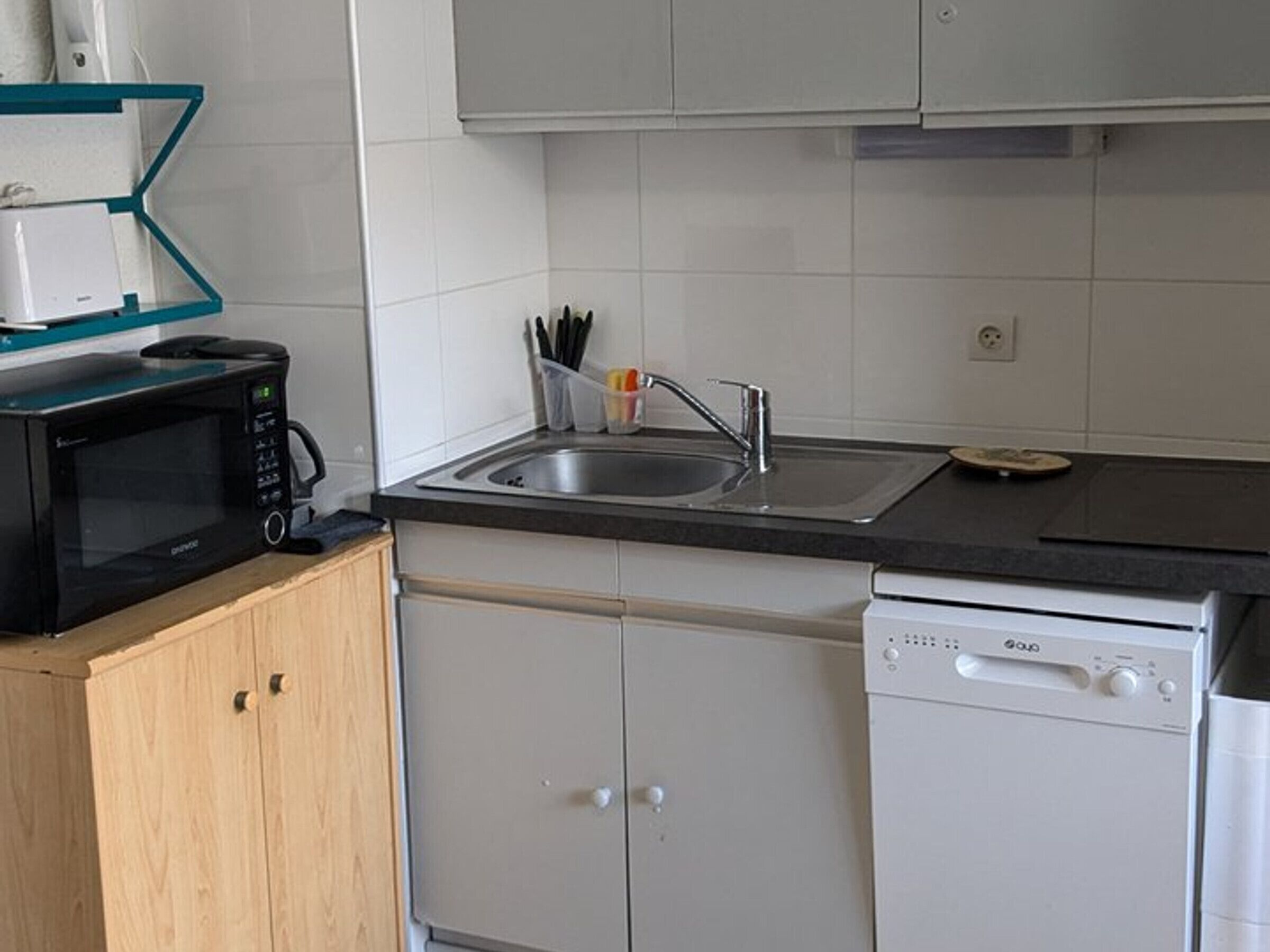 Coffee/tea maker, fridge, microwave, dishwasher