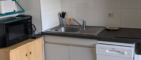Coffee/tea maker, fridge, microwave, dishwasher