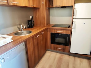 Kaffetrakter/tekoker, mikrobølgeovn, kokeplater og oppvaskmaskin