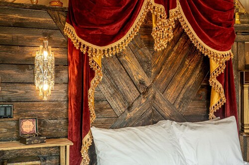 Unique Marshfront Treehouse Stay with Heated Soaking Tub & Adventure-Inspired Escape in Townsend, Georgia