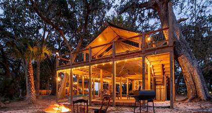Unique Marshfront Treehouse Stay with Heated Soaking Tub & Adventure-Inspired Escape in Townsend, Georgia