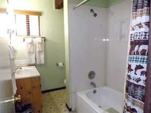 Ein Badezimmer mit Waschbecken, Toilette und Dusche.