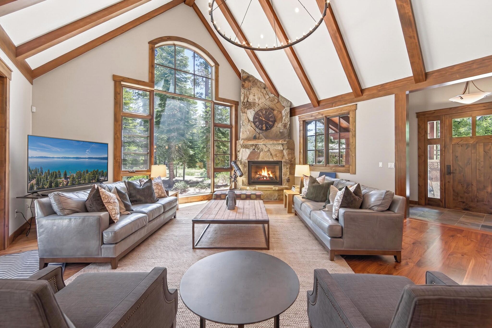 Smart TV, fireplace