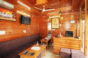 Lobby - Hidden Heaven by Barot Valley (Barot)