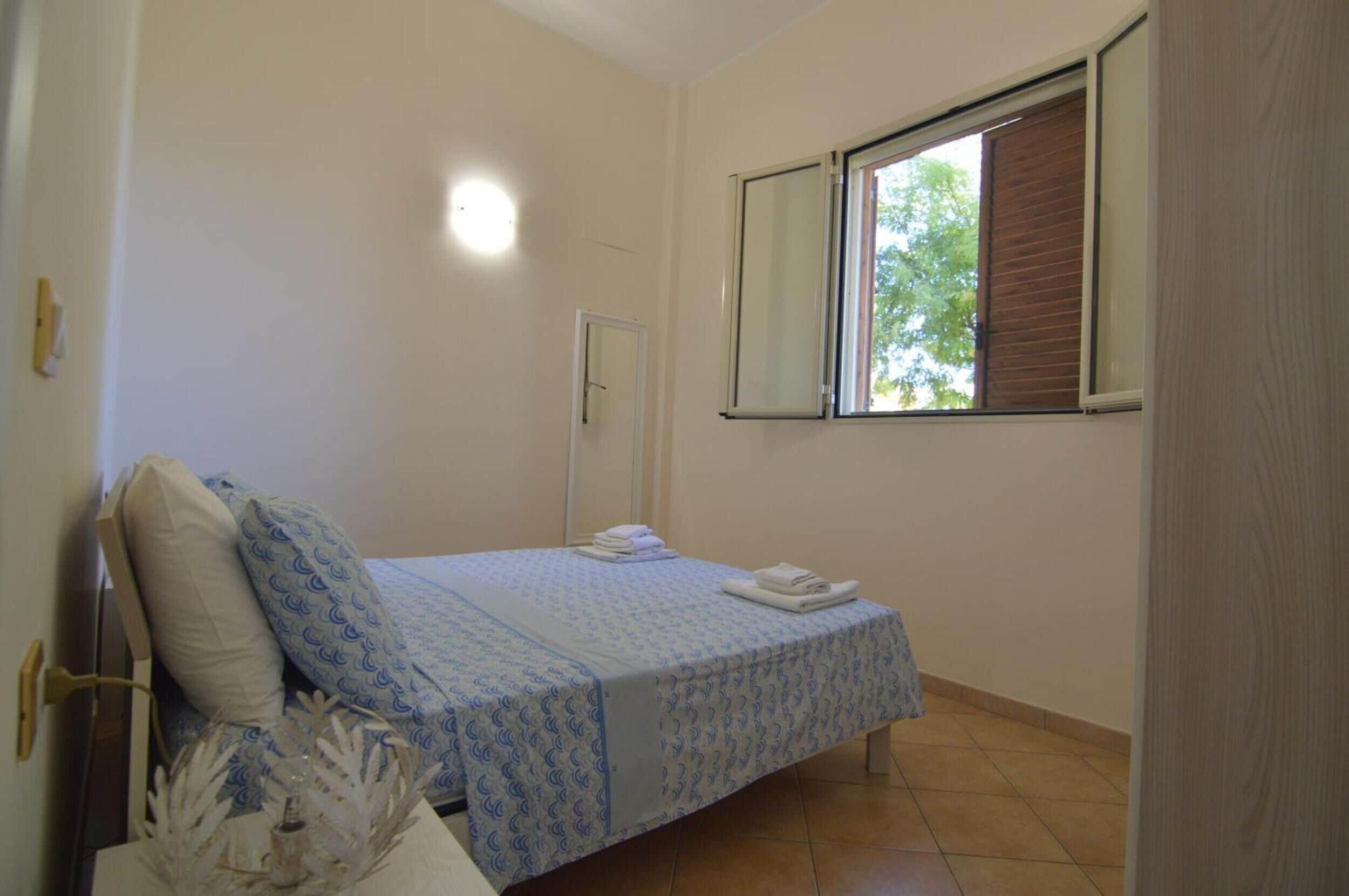 Tabla de planchar con plancha, wifi y ropa de cama 