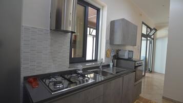 Refrigerador, microondas, horno, placa de cocina