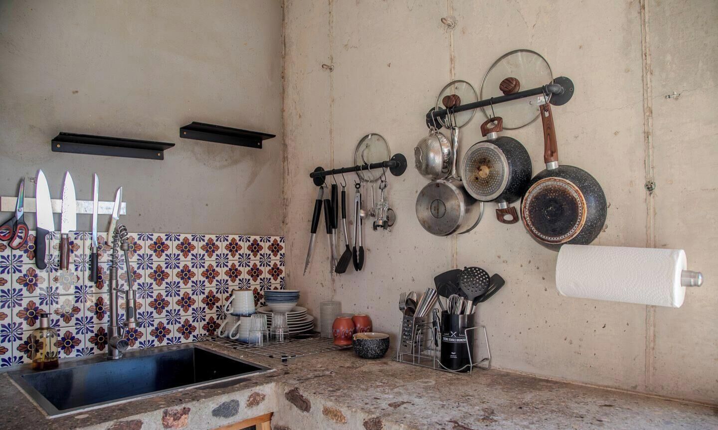 Cafeteira/chaleira, geladeira, micro-ondas, cooktop