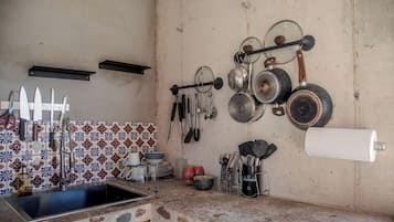 Cafeteira/chaleira, geladeira, micro-ondas, cooktop