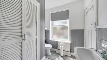 Ensemble baignoire-douche, baignoire profonde, serviettes fournies