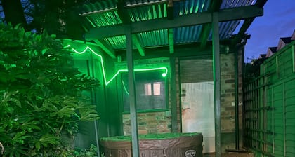 House Sleeps 8 With Hot Tub and Parking