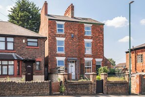 Exterior - House Sleeps 8 With Hot Tub and Parking (Nottingham)
