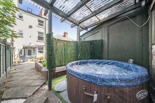 House Sleeps 8 With Hot Tub and Parking