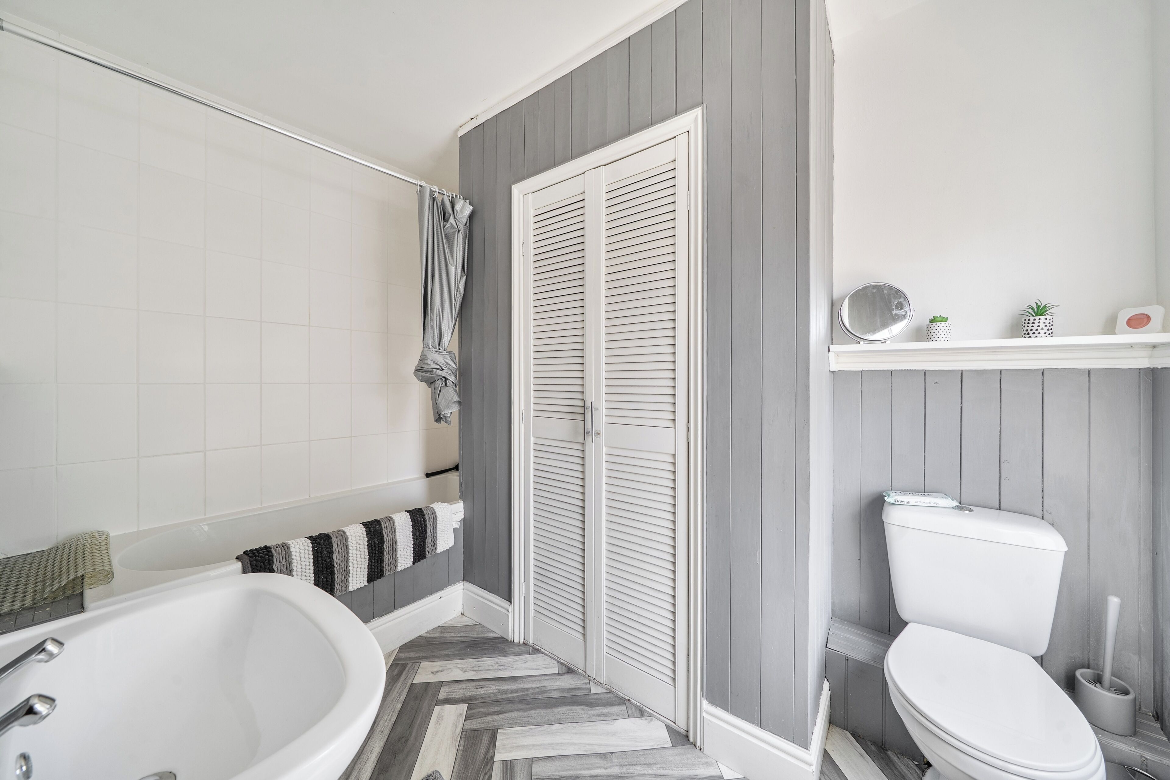 Combined shower/bathtub, deep-soaking bathtub, towels