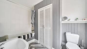 Combined shower/bathtub, deep-soaking bathtub, towels