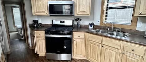 Frigorífico, microondas, horno y placa de cocina