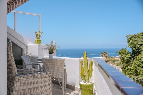 Charming 1-bedroom Apartment With Ocean Views in Costa Adeje