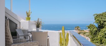 Charming 1-bedroom Apartment With Ocean Views in Costa Adeje