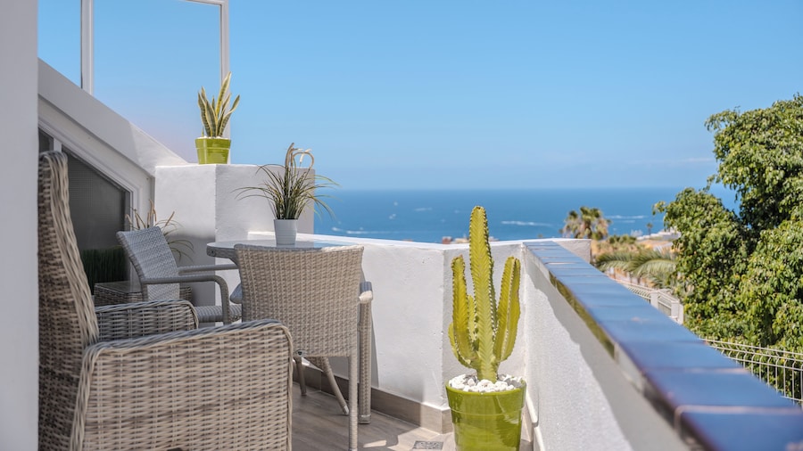 Charming 1-bedroom Apartment With Ocean Views in Costa Adeje