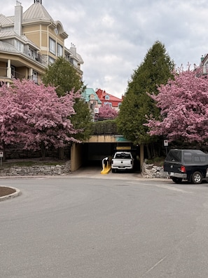 Einfahrt einer Parkgarage, in der ein weißer Transporter und ein schwarzer SUV parken.