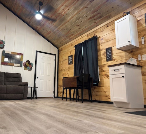 The Rooster’s Nest Cabin – Rustic Farmhouse Escape