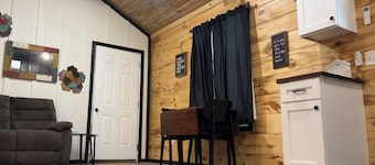 The Rooster’s Nest Cabin – Rustic Farmhouse Escape