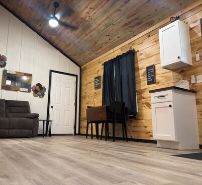 The Rooster’s Nest Cabin – Rustic Farmhouse Escape