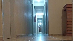 A hallway with a wooden floor, a door on the left, and a staircase on the right. - Pousada Vila Cactos Jeri (Jijoca de Jericoacoara)