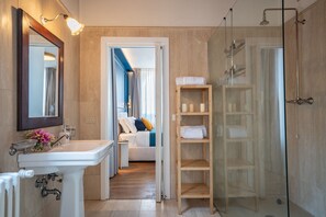 A bathroom with a sink, mirror, and shower. - Corte delle Candele Rooftop Views (Venice)