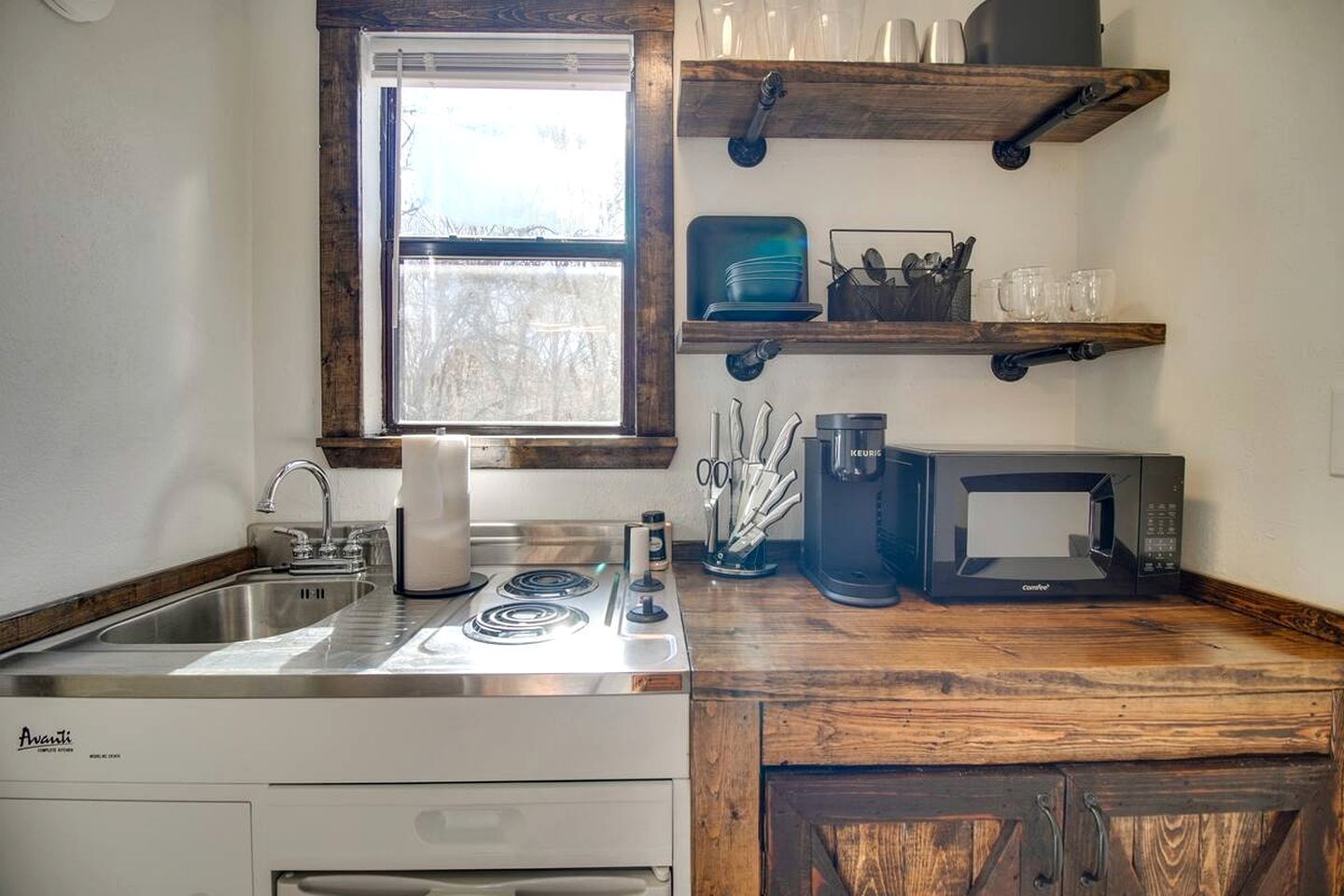 Coffee/tea maker, fridge, microwave, stovetop