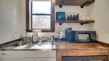 Coffee/tea maker, fridge, microwave, stovetop