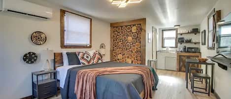 1 bedroom, desk, WiFi, bed sheets