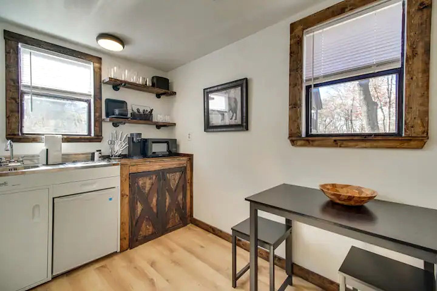 Coffee/tea maker, fridge, microwave, stovetop