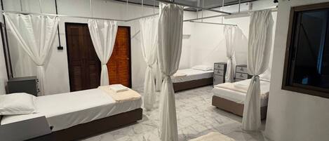 Dormitorio compartido Confort, solo para hombres, vistas a la ciudad | Tabla de planchar con plancha, wifi gratis, ropa de cama