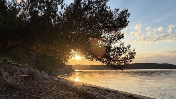 A beach with a rocky shoreline, trees, and a sunset over the water. - Peace and quiet, vacation, view of the pond, Varages Beach (Saint mitre les remparts)