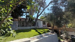 A residential property with a well-maintained lawn, a stone wall, and a wooden deck. - Peace and quiet, vacation, view of the pond, Varages Beach (Saint mitre les remparts)
