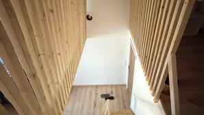 A wooden staircase with a white wall at the top. - Peace and quiet, vacation, view of the pond, Varages Beach (Saint mitre les remparts)