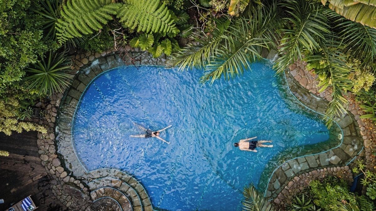 Una piscina al aire libre