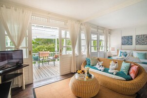 Escritorio, wifi gratis y ropa de cama