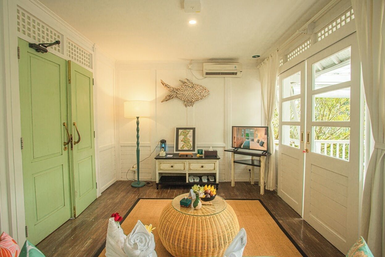 Villa (Lantana) | Zona de estar | Smart TV de 32 pulgadas con canales por cable