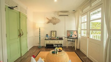 Villa (Lantana) | Zona de estar | Smart TV de 32 pulgadas con canales por cable