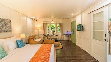 Escritorio, wifi gratis, ropa de cama