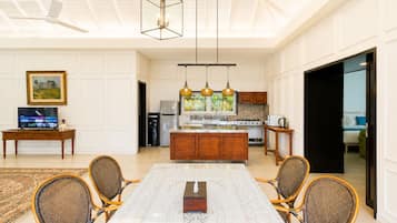 Villa (Dahlia) | Zona de estar | Smart TV de 32 pulgadas con canales por cable