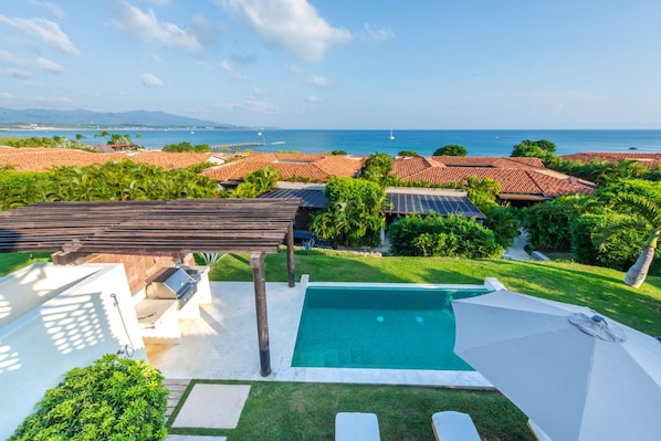 A residential property with a swimming pool, outdoor grill, and a view of the ocean. - Villa Turquesa in Punta Mita (Punta de Mita)