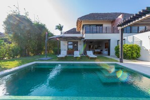 A modern house with a swimming pool, a covered patio, and a thatched roof. - Villa Turquesa in Punta Mita (Punta de Mita)