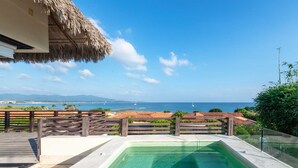 A swimming pool with a view of the sea and mountains. - Villa Turquesa in Punta Mita (Punta de Mita)