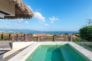 A swimming pool with a view of the sea and mountains. - Villa Turquesa in Punta Mita (Punta de Mita)